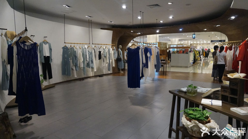 依文女装专卖店