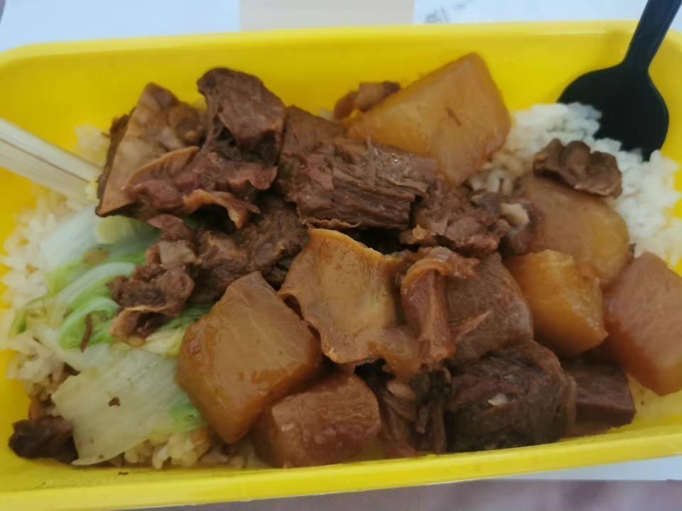 招牌牛腩饭图片