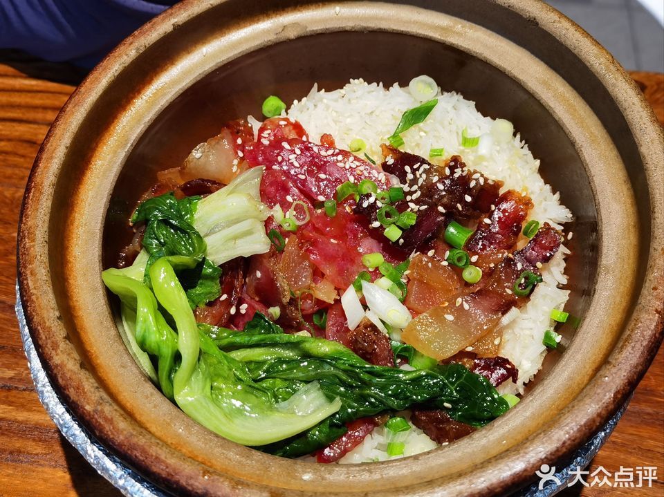 招牌腊味煲仔饭图片
